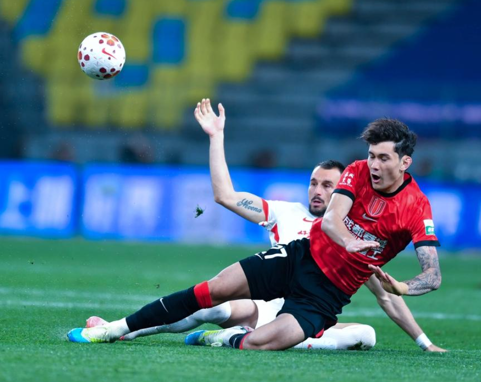 九游官网-一场1-0，让中超榜首易主，神仙进球诞生：第79分钟角球破门绝杀